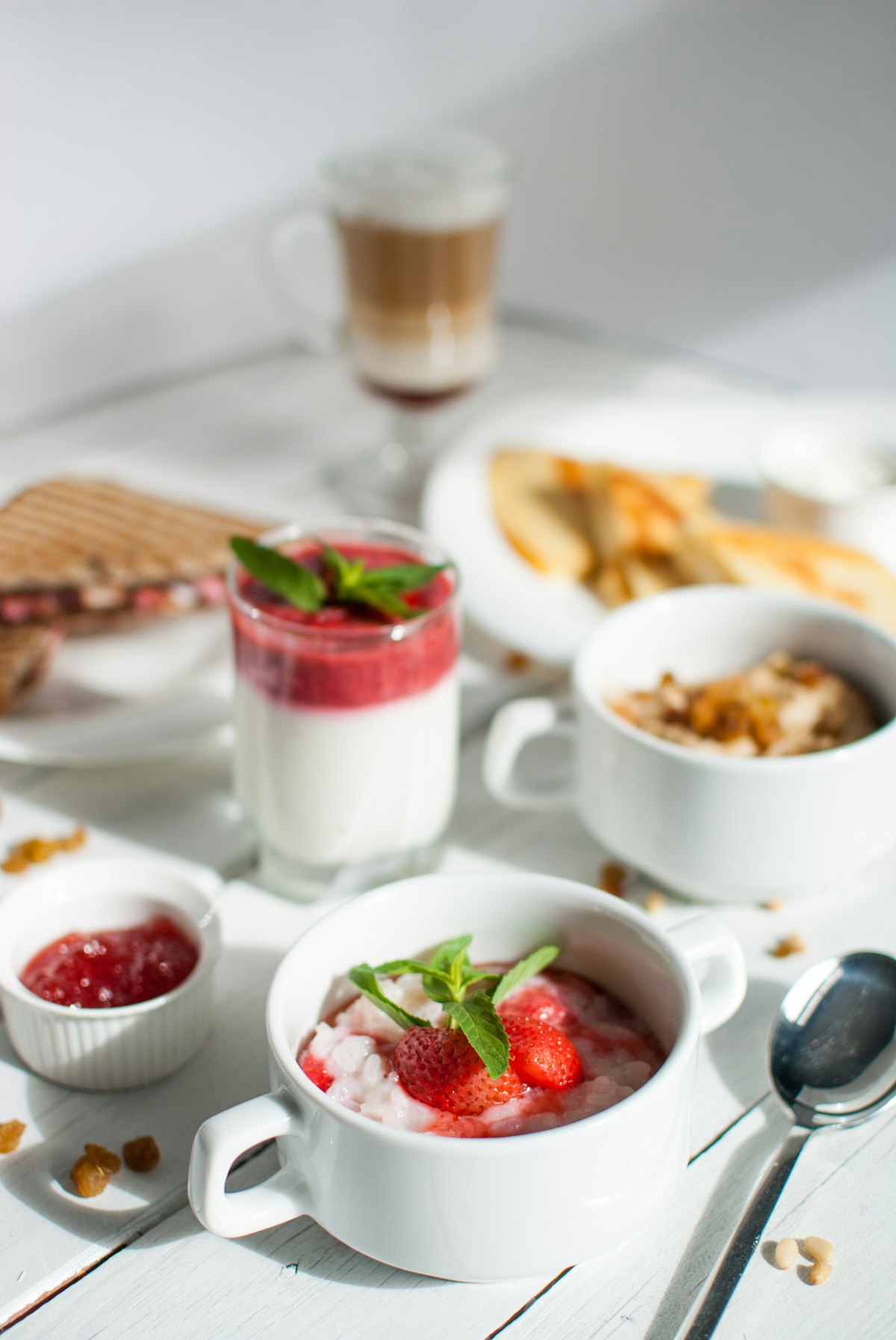 Licht ontbijt met yoghurt, granola en verse bessen op een witte tafel