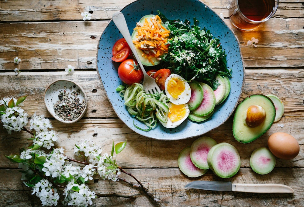 Verse, kleurrijke voeding op een houten tafel